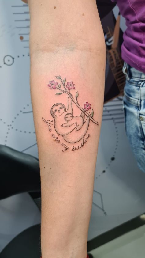 Bicho preguiça mãe e filhote sloth you are my sunshine tattoo Sloth Tattoos For Women, Sloth Tattoo Small Simple, You Are My Sunshine Tattoo, Sloth Tattoos, Sloth Tattoo, Mama Tattoo, Cardinal Tattoos, Sunshine Tattoo, Verse Tattoos