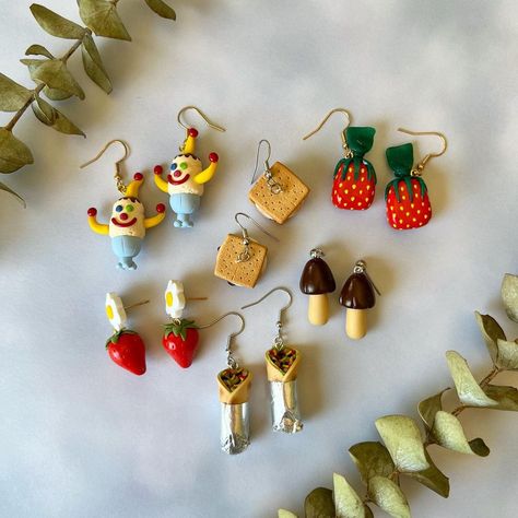 Diy Strawberry Earrings, Candy Clay Earrings, Weird Clay Earrings, Flower Strawberries, Strawberry Candies, Clay Earrings Ideas, Clay Earring Ideas, Clay Earrings Diy, Silly Earrings