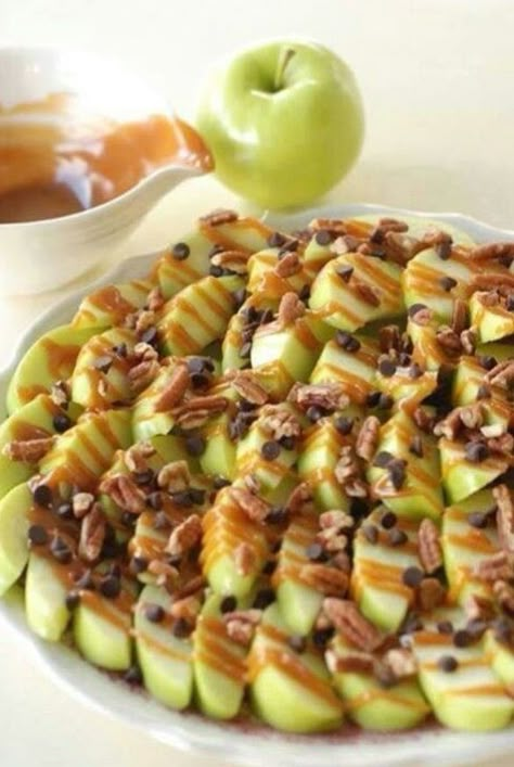 Bobbing For Apples Game, Apple Desert, Apple Nachos, Apple Dessert, Snacks Für Party, Caramel Apple, Diet Keto, Party Foods, Apple Recipes