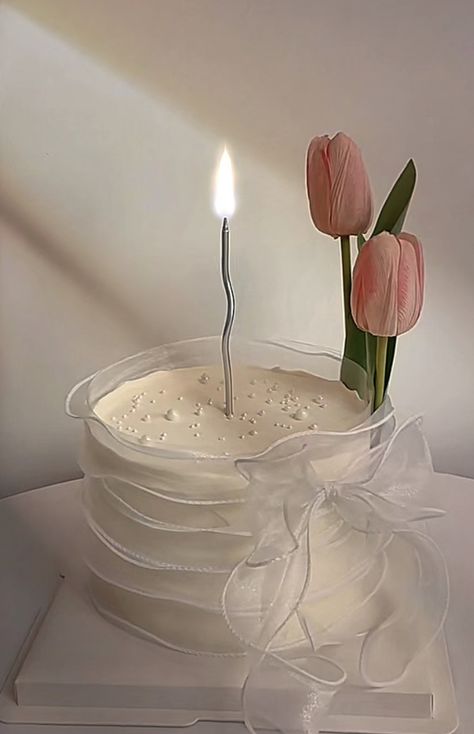 Cake Tulips, Tulips Aesthetic, Tulip Cake, Small Birthday Cakes, Resep Smoothie, Vintage Birthday Cakes, Elegant Birthday Cakes, Simple Cake Designs, Funny Birthday Cakes