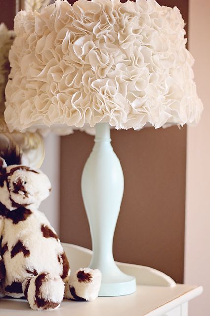 Are you tired of your boring generic lamps, but don’t want to spend a lot of money on buying new, fancy ones?  Well, why not do a little lamp shade make over?  You can easily transform the look of your … Diy Lamp Makeover, Decoration Shabby, Lampshade Makeover, Lamp Makeover, Diy Lampe, Anthropologie Inspired, Diy Shades, Diy Lamp Shade, Décor Diy