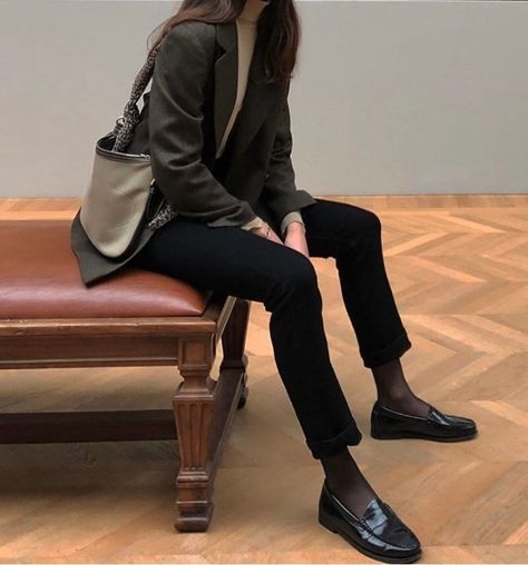 G.H. Bass on Instagram: “Gallery goals with @gabrielagriffith. Tap to shop the Whitney Weejuns on GHBass.com. #WeejunsByMe #GHBass” Loafers Work Outfit, Loafers Outfit Work, Loafers Street Style, Loafers Outfit Women, Black Loafers Outfit, Jeans Blazer, Loafers Outfit, Fashion Victim, Black Loafers