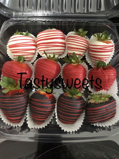 Red white and black chocolate covered strawberries Red Strawberry Chocolate, Red Chocolate Covered Pretzels, Red And Black Strawberries, Red And Black Chocolate Strawberries, Red And White Strawberries, Red Strawberries Chocolate, Red And Black Desserts, Red And White Chocolate Strawberries, Valentines Berries