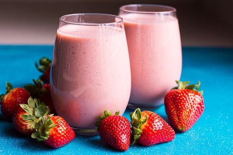 This healthy Strawberry Smoothie Recipe is made with almond milk, frozen strawberries, banana and no yogurt. This strawberry smoothie is easy for kids to make and tastes delicious! Tequila Rose Drinks, Rose Drinks, Rose Cocktails, Healthy Strawberry Smoothie, Frozen Strawberry Recipes, Strawberry Yogurt Smoothie, Strawberry Smoothie Healthy, Strawberry Smoothie Recipe, Frozen Fruit Recipes