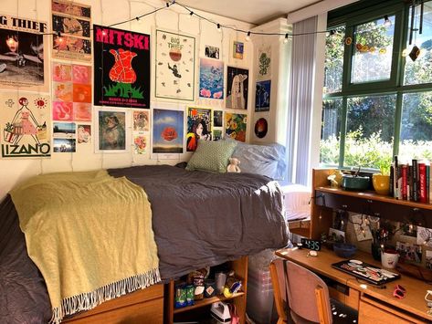 Art Dorm Room Ideas, Lighting In Dorm Room, Vintage College Dorm Aesthetic, Dorm Front Door Decor, College Dorm Room Aesthetic Vintage, Aesthetic Dorm Room Maximalist, Twin Bed Dorm Room Ideas, Nerd Dorm Room, Dorm Room Bookshelf Ideas