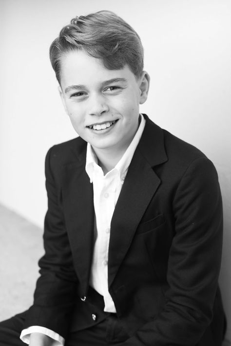 Prince George Stars in New Portrait for His 11th Birthday Taken by Kate Middleton Prince George Birthday, Principe William Y Kate, Prinz George, Kate Und William, Film Thriller, Herzogin Von Cambridge, Prince William Et Kate, William E Kate, Carole Middleton