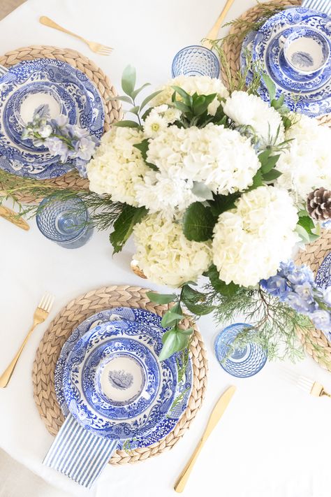 blue and white winter tablescape styled by southern lifestyle blogger Stephanie Ziajka on Diary of a Debutante Blue Willow Table Setting, Blue And White Table Decor, Bridgerton Brunch, Blue Willow Wedding, Blue Tablescapes, White Table Decor, Blue Tablescape, Winter Table Decor, Italian Dinnerware