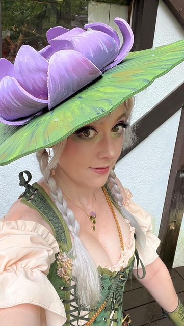 Ren Faire Umbrella, Water Lily Costume, Lily Pad Costume, Flower Fairy Hat Diy, Ren Faire Hats, Forest Fairy Halloween Costume, Lily Pad Hat, Ren Faire Hat, Fairy Cosplay Ideas