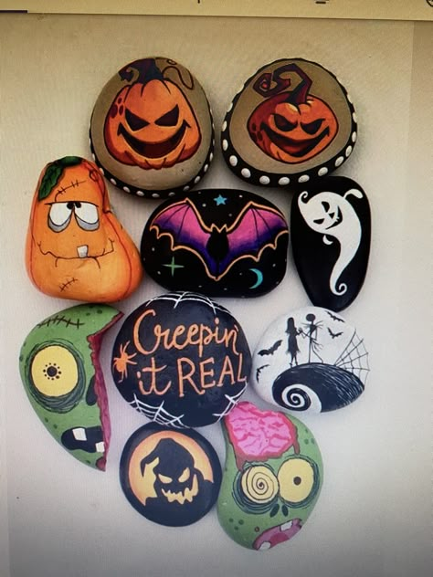 Halloween Stones Painting, Dracula Rock Painting, Spooky Rock Painting, Scary Halloween Rock Painting Ideas, Halloween Rock Painting, River Stones Crafts, Halloween Themed Painted Rocks, Halloween Painted Rocks, Creepy Rock Painting