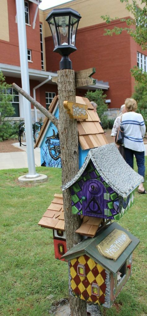 Harry Potter Mailbox Ideas, Harry Potter Cat House, Harry Potter Birdhouse, Harry Potter Garden Ideas, Herbology Garden, Hogwarts Garden, Harry Potter Garden, Harry Potter Cat, Woodland Trail