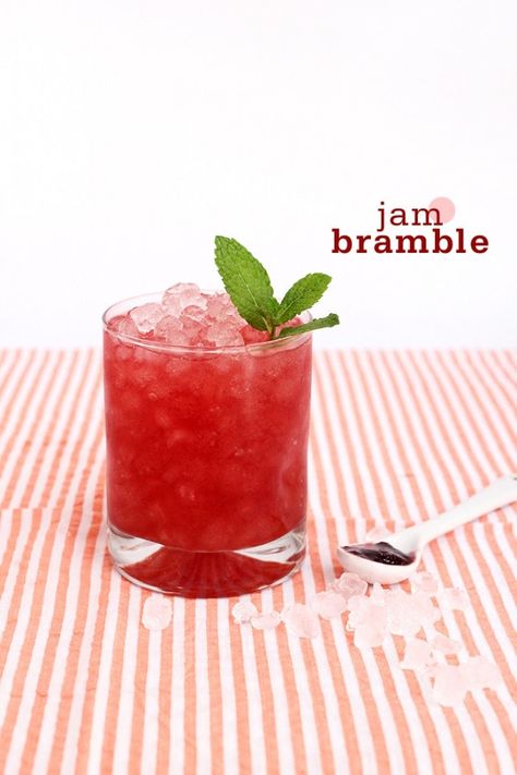 Jam Bramble Cocktail Speciality Drinks, Bramble Cocktail, Local Fast Food, Spring Cocktails Recipes, Beverage Station, Pop Fizz Clink, Cocktail Ideas, Spring Cocktails, Blackberry Jam