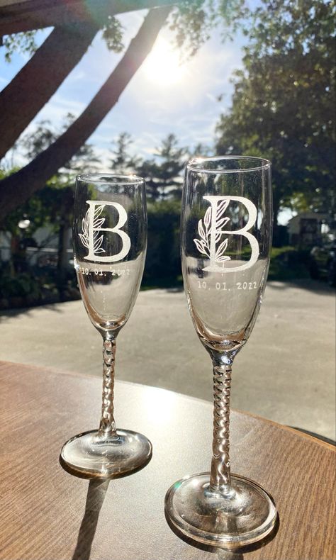 Etched Glass Ideas Wedding, Diy Etched Wine Glasses, Etched Wedding Glasses, Wedding Etched Glass Ideas, Etched Glass Wedding Gift Ideas, Glass Etching Gift Ideas, Wedding Toasting Glasses Diy, Etched Wine Glass Ideas, Wine Glass Etching Ideas