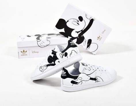 Original Mickey Mouse, Customized Shoes, Adidas Casual, Custom Af1, Smith Shoes, Mickey Mouse T Shirt, Disney Shoes, Painted Denim, Shoes Adidas