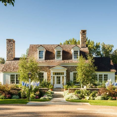 English Country Style Exterior, Garden Home Exterior, Spring Home Exterior, Old New England Homes Exterior, Pretty Home Exterior, Hampton Homes Exterior, Spring House Exterior, Big Country Homes, Sims House Build