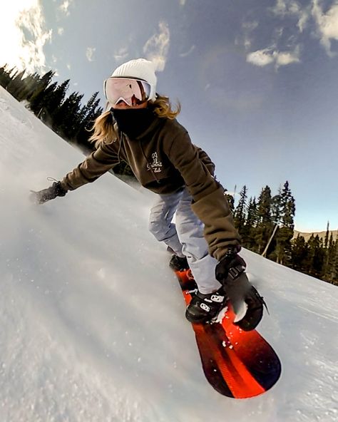 Snowboarding Aesthetic Women, Cool Snowboarding Pictures, Snowboarding Senior Pictures, Snowboarding Poses, Snowboard Girl Aesthetic, Woman Snowboarding, Cloud 9 Aesthetic, Girl Snowboarding, Snowboard Pictures