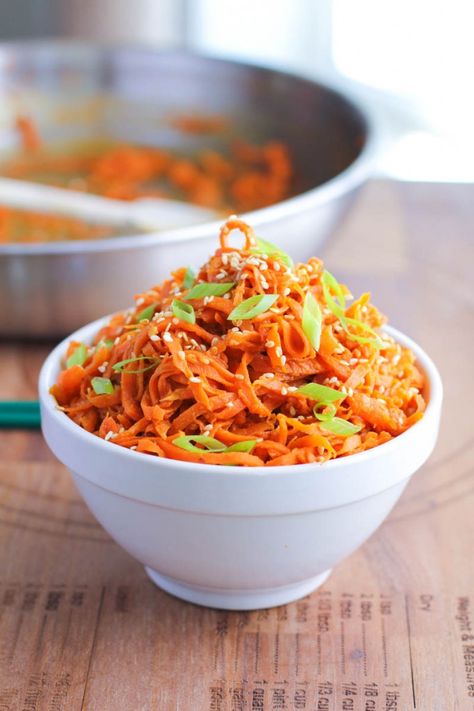 Spicy Peanut Carrot Noodles - Julie's Jazz | Idaho Falls Food Blog Veggetti Recipes, Peanut Butter Powder Recipes, Pb2 Recipes, Carrot Noodles, Spicy Peanut Sauce, Veggie Noodles, Spiralizer Recipes, Spicy Peanuts, Noodles Recipe