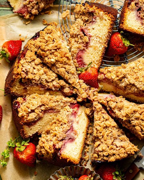 Strawberry Crumb Cake Recipe Strawberry Crumb Cake Recipe, Berry Crumble Cake, Strawberry Crumb Cake, Bread Strawberry, Strawberry Crunch Cake, Fresh Strawberry Cake, Crumb Cake Recipe, Cinnamon Crumble, Berry Crumble