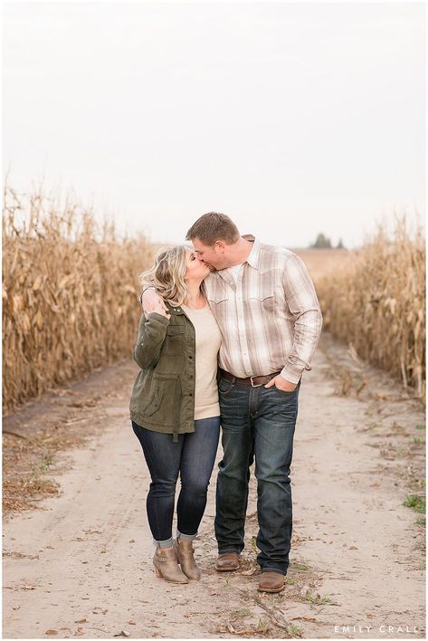 Large Couple Engagement Photos, Engagement Shoots Poses Plus Size, Fall Farm Engagement Photos, Plus Engagement Photos, Fall Field Photoshoot Family, Fall Engagement Photos Plus Size, Farm Photoshoot Ideas Couple, Engagement Pictures Plus Size, Fall Outdoor Engagement Pictures