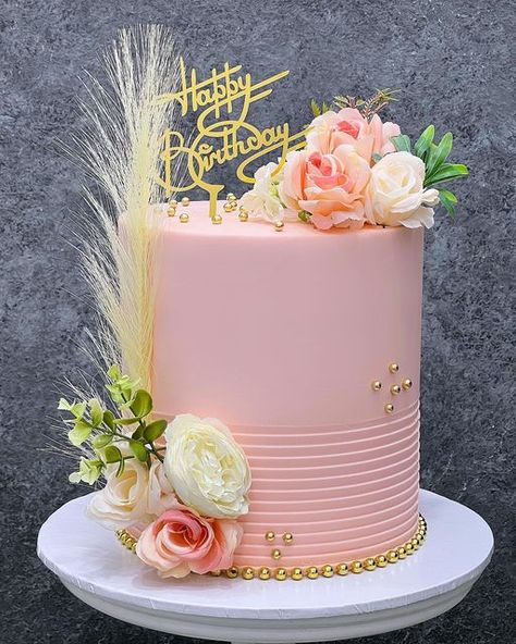 Nice Cakes Design, Beautiful Cake For Women, Mothers Birthday Cake Ideas, Female Birthday Cake Ideas For Women, 1 Kg Cake Designs For Birthday, Cake Decorating Designs Birthday, Pink Rose Cake Birthday, Fondant Cake Decorating Ideas, Design Cakes Birthday