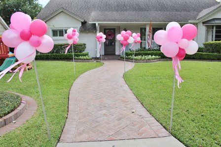 Birthday Walkway Decor, Balloon Walkway Ideas, Birthday Party Door Decorations Entrance, Fence Decorating Ideas For Party, Balloon Yard Stakes, Birthday Party Entry Ideas, Balloon Yard Decorations, How To Decorate Garage For Party, Yard Birthday Decorations