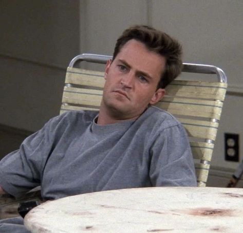 Matthew Perry Friends, Chandler Friends, Series Quotes, Friends Scenes, Friends Moments, Friends Series, Friend Memes, Friends Wallpaper, Chandler Bing