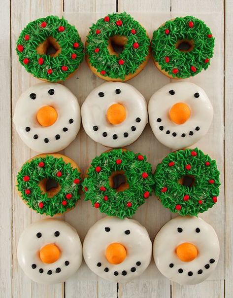 Christmas Donuts Decoration, Christmas Doughnut Ideas, Christmas Donuts Ideas, Holiday Donuts, Fall Donuts, Donut Decor, Donut Decorating Ideas, Donuts Gourmet, Christmas Cupcakes Decoration