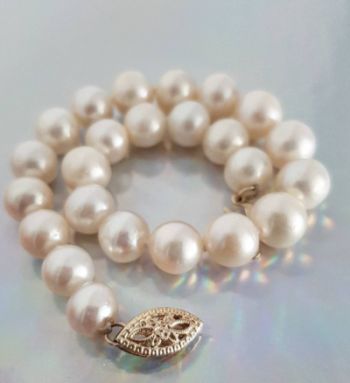 How To Clean Pearls, How To Wear Pearls, Elegant Pearl Jewelry, Jewelry Hacks, Real Pearl Necklace, Wear Pearls, Pearl Jewels, Pearl Necklace Vintage, Pearl Jewelry Necklace