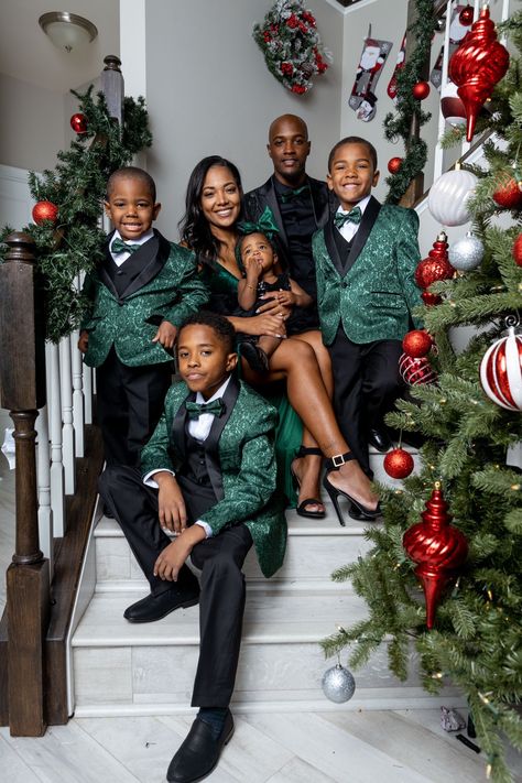 Glam Family Photoshoot, Tux Prom, Winter Family Photoshoot, Holiday Photos Outfits, Family Christmas Pictures Outfits, Family Holiday Pictures, Bro And Sis, Christmas Pictures Outfits, Christmas Family Photoshoot