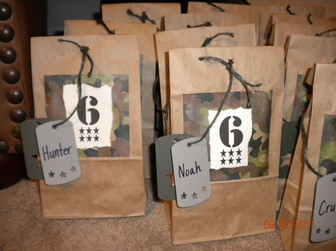 Army party favor bags. Look pretty simple enough to make. Still want to use the ones with the handles from Dollar Tree, but will probably decorate them sort of like this. Paintball Party Favors, Camouflage Birthday Party, Soldier Party, Camo Birthday Party, Army Birthday Parties, Camouflage Party, Paintball Party, Camo Party, Camo Birthday