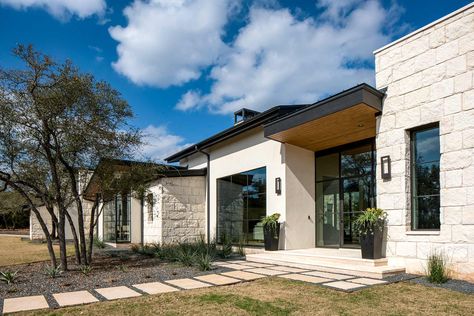 Texas Hill Country Homes, Modern Contemporary Exterior, Hill Country Modern, Texas Hill Country House Plans, Southwest Modern, Country Home Exterior, Country Modern Home, Flat Roof House, Modern Remodel