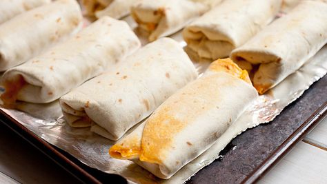 make ahead mini burrito snacks Mini Burittos, Mini Burritos Recipes, Mini Burritos, Noom Healthy Meals, Freeze Meals, Mini Tacos, Meat Pies, Meal Prep Clean Eating, Tacos And Burritos