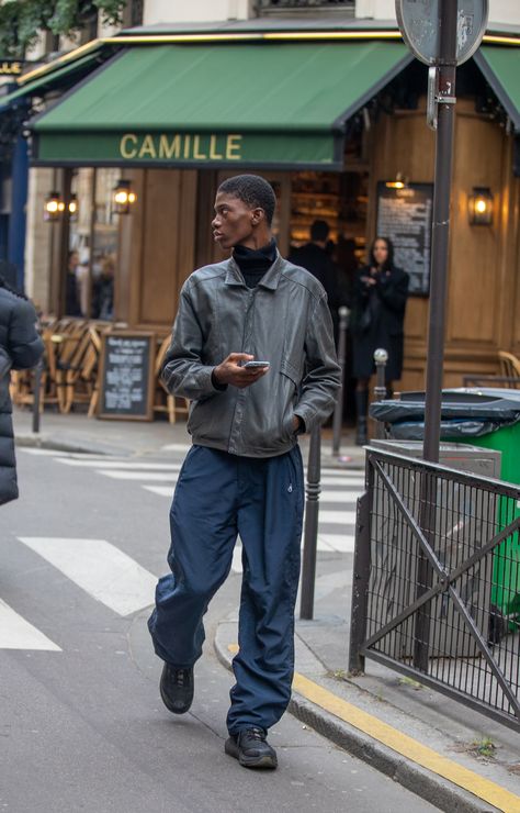 Street Preppy Style, Men’s Paris Street Style, Berlin Mens Street Style, Mens Nyc Style, Men’s Fashion Week, Male Model Off Duty Street Style, Street Snap Summer Men, Mens Street Style 2024, Parisian Street Style 2024