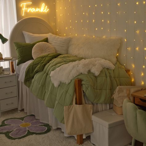 Forest Green Dorm Room Aesthetic, Olive Green Dorm Room Ideas, Dorm Room Inspo Green, Green Dorm Room Aesthetic, Green And Pink Dorm, Dorm Room Ideas Green, Pink And Green Dorm Room, Dorm Room Green, Sage Green Dorm Room