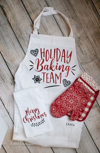 Cricut Christmas Ideas, Holiday Aprons, Craft Apron, Weeding Tools, Christmas Aprons, Cricut Projects Beginner, In The News, Diy Cricut, Family Christmas Shirts