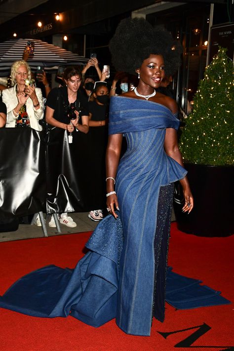 Lupita Nyong'o Met Gala, Revamp Jeans, Lupita Nyong'o Style, Indigo Outfit, Denim Wedding Dresses, Fem Outfits, Carpet Inspiration, Creative Woman, Denim Wedding