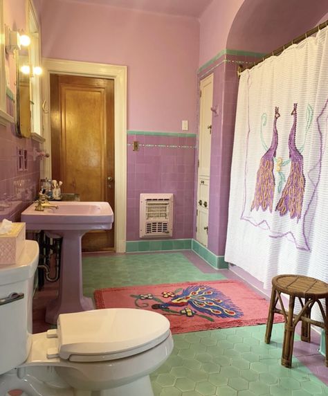 Grandma Core Bathroom, Vintage Purple Bathroom, Kitschy Bathroom, Bathroom Purple Aesthetic, Retro Purple Bathroom, Indie Bathroom Decor Retro Vintage, Funky Kitchens, Pink Bathrooms Retro, Purple Tile Bathroom Vintage