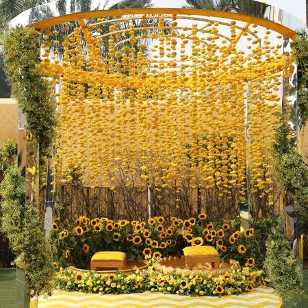 Haldi Venue Decor, Sunflower Theme Haldi Decor, Haldi Event Decoration, Sunflower Field Wedding Ceremony, Sunflower Haldi Decor, Indoor Haldi Decor Ideas, Haldi Theme Decoration, Haldi Seating, Haldi Decoration Ideas Backdrops