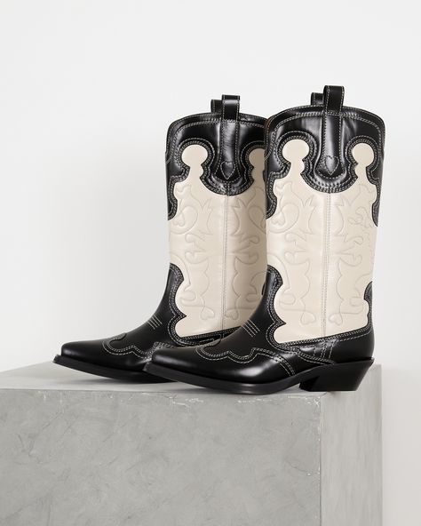 Met deze western laarzen van Ganni maak je elke stijl compleet. De stoere boots zijn uitgevoerd in de kleur zwart/egret en zijn versierd met prachtige geborduurde details. Verder hebben de laarzen een kubusvormige hak en treklipjes voor een slip-on style. Boots Beige, Boots Black, Western Boots, Cowboy Boots, Black Boots, Cowboy, Slip On, Van, Boots