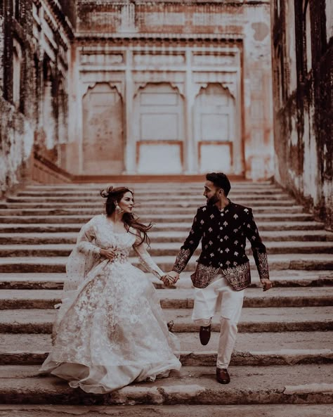 Indian Engagement Poses Photoshoot Ideas, Aesthetic Pre Wedding Shoot, Copels Pic Indian, Jaipur Engagement Shoot, Rajasthan Pre Wedding Shoot, Adalaj Stepwell Photography, Pre Wedding Photography India, Pre Wedding Shoot Ideas Udaipur, Prewedding Outfit Ideas Western