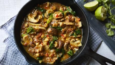 Bhaji means ‘fried vegetables’ in Hindi and this mushroom bhaji is a quick, easy and colourful vegan curry dish for a midweek meal or Friday night treat. Easy Meat Dishes, Mushroom Bhaji, Indian Mushroom, Vegetarian Mushroom Recipes, Onion Bhajis, Recipe Mushroom, Curry In A Hurry, Cooking Basmati Rice, Bhaji Recipe