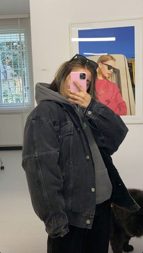 Black Denim Outfit, Black Denim Jacket Outfit, Winter Jacket Outfits, Black Jean Jacket, Jean Jacket Outfits, Denim Jacket Outfit, Cold Outfits, Black Jean, Festival Looks