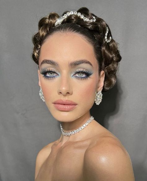 These '70s Inspired Makeup Looks Are Perfect For Party Season 70s Inspired Makeup, Inspired Makeup Looks, Ice Makeup, Retro Makeup Looks, Disco Makeup, 70s Makeup, Kajal Eyeliner, Retro Makeup, Event Makeup