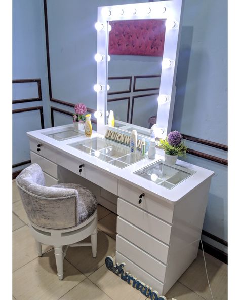 Meja Rias Aesthetic Simple, Meja Rias Aesthetic, Modern Closet Designs, Vanity Table With Lights, Studio Makeup, Modern Closet, Makeup Room Decor, Makeup Room, Vanity Desk