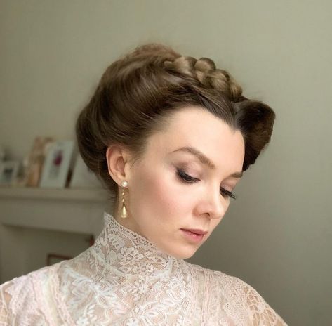 17 Edwardian Hairstyles for Women: Timeless Elegance Redefined Colonial Women Hairstyles, Layers Updo, Top Hat Hairstyles, English Hairstyles For Women, Victorian Women Hairstyles, 1900s Hairstyles For Long Hair, Old West Hairstyles Women, Princess Updo Hairstyles, Afternoon Tea Hairstyles