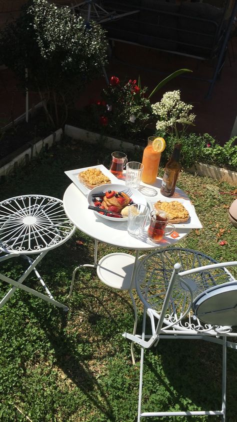 Cute breakfast idea in the backyard to start of the day on  a positive note#backyard #breakfast #flowers #pancakes #eggs #orangejuice #tea #table #chairs Outside Breakfast Table, Garden Breakfast Table, Patio Breakfast Aesthetic, Garden Breakfast Aesthetic, Breakfast Outside Aesthetic, Summer Backyard Aesthetic, Breakfast In Garden, Backyard Breakfast, Breakfast Outdoor