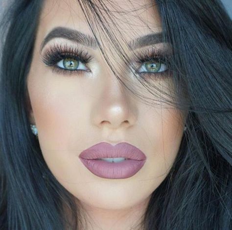 make-up-tutorials-voluminos-look-stil-volle-lippen-lila-farbe-kuenstliche-wimpern Mauve Lipstick, Makeup Obsession, Brow Gel, Makeup Goals, Gorgeous Makeup, Love Makeup, Beautiful Makeup, Lipstick Colors, Makeup Trends