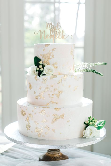 Gold-leaf Marbled Wedding Cake //  #weddingcake #goldleafcake #romanticweddingcake #simpleweddingcake #weddingcakeideas #cake Wedding Cake Gold Leaf, Cake With Gold Leaf, Wedding Cake Gold, Wedding Cake Marble, Wedding Cake With Gold, Champagne Wedding Cakes, Jane Hotel, White And Gold Wedding Cake, Textured Wedding Cakes