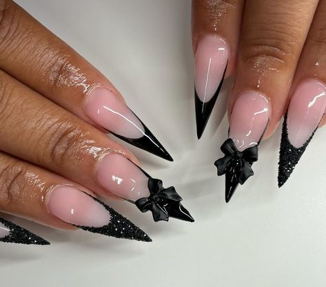 Nice Black Nails, Black Stilleto Frenchies, Stiletto Nails With Bows, Black Stiletto French Tip Nails, Stilleto Nails French Tip Designs, Black And Silver Stiletto Nails, Black Tip Stiletto Nails, V Tips Nails, Black French Stiletto Nails