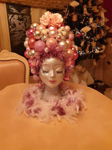 Wig Heads Decoration, Mannequin Head Decor, Christmas Manequin Ideas, Christmas Maniquin Ideas, Fantasy Manikin Cosmetology, Styrofoam Mannequin Head Art, Foam Mannequin Head Art, Diy Manequin Ideas, Anything But Hair Project Cosmetology