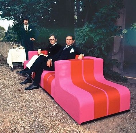 ISABELLE ANGÈLE | The SOFO system for Poltronova, by Superstudio. Arrange them however you like – in a row, back to back, stacked, it's modular baby. It also… | Instagram Interior Design 70s, Italian Interior Design, Italian Interior, Retro Interior, Design Exterior, Chaise Design, Vintage Interiors, Red Walls, Italian Furniture